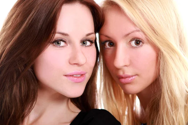 Zwei Schöne Freundinnen Auf Weißem Hintergrund — Stockfoto