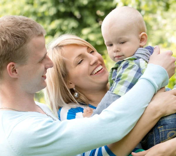 Jonge Gelukkig Familie Plezier Hebben Het Park — Stockfoto