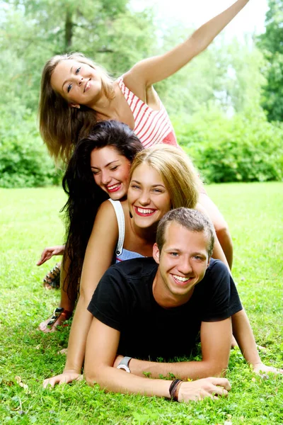 Grupo Adolescentes Menino Meninas Parque — Fotografia de Stock