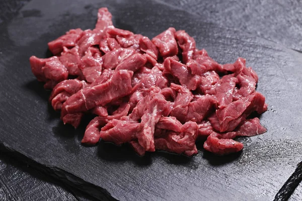 Carne Fresca Una Tabla Cortar Negra —  Fotos de Stock