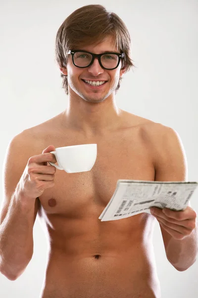 白い背景の上に隔離されたコーヒーと若い裸の男の肖像 — ストック写真