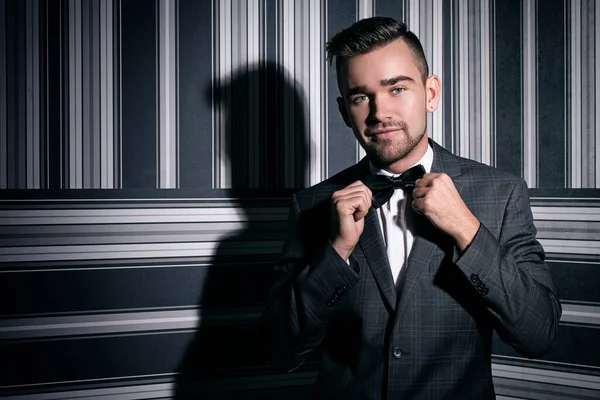 Retrato Hombre Guapo Con Traje Corbata Posando Sobre Fondo Rayado —  Fotos de Stock