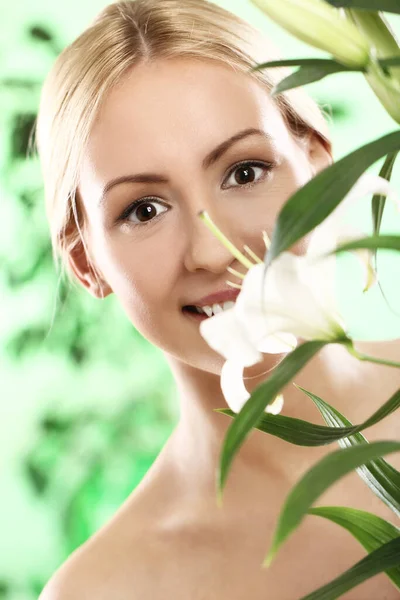 Mujer Joven Mirando Través Hojas Verdes Flor Lirio — Foto de Stock