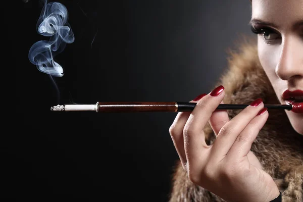 ヴィンテージ画像でタバコを持つ美しい女性 ストック画像