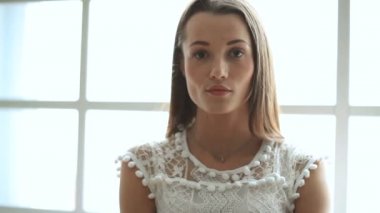 Moda. Güzel kadın zarif beyaz elbisenin içinde poz