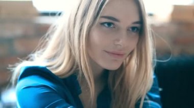 Genç ve güzel bir kadın evde dinleniyor. 