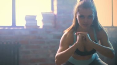 Spor ve yaşam tarzı. Kadın evde fitness seansı yapıyor.