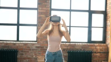 Teknoloji. VR kulaklıklı hoş bir kadın.