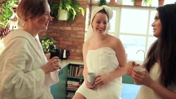 Trois Amies Boivent Café Après Spa — Video