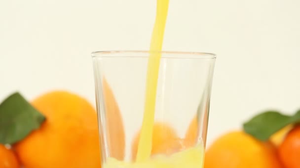 Gros Plan Jus Orange Frais Versé Dans Verre — Video