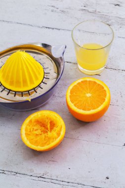 Lezzetli portakal suyu masada.
