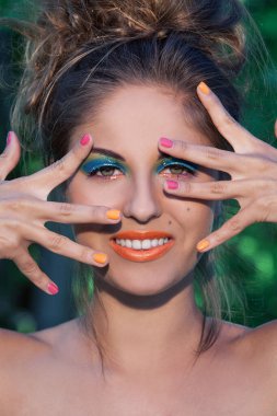 Ormanda parlak sanatsal makyajlı güzel beyaz bir kadın. 