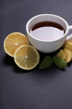 İçelim. Masada bir fincan çay.