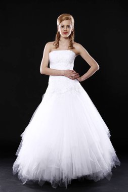 siyah arka plan üzerine genç ve güzel gelini