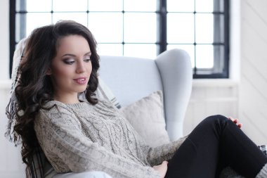 Sandalyede oturan güzel esmer