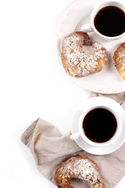 Yiyecekler. Ay çöreği masada.