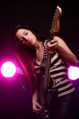 mutlu gülümseyen genç gitar çalmak