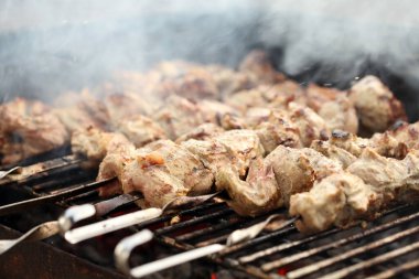 Çelik şişte taze et Brezilya 'da dumanda.