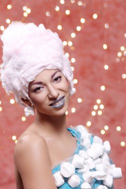 Çok garip. Tuhaf elbiseli kadın.