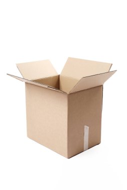 beyaz arkaplanda karton kutu