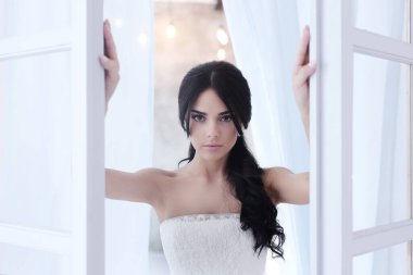 Gelinlik içinde güzel gelin