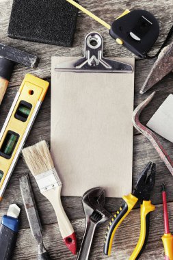 Masanın üzerinde çeşitli DIY araçları