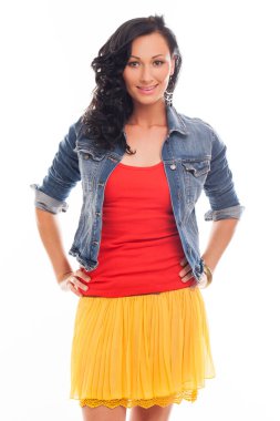 Beyaz arka planda izole edilmiş, parlak günlük giysiler içinde güzel, mutlu, beyaz bir beyaz kadın.