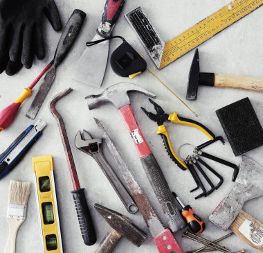 Masanın üzerinde çeşitli DIY araçları