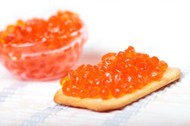 Beyaz arkaplan üzerine kırmızı havyarı kapat