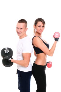 Beyaz arka planda poz veren neşeli ve sportif bir çift.