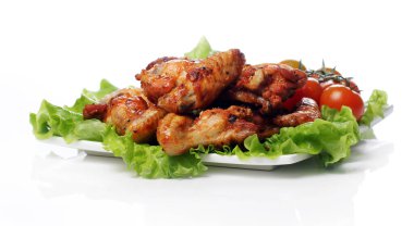 Lezzetli kızarmış tavuk ve sebzeler tabakta