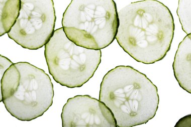 Beyaz arkaplanda salatalık