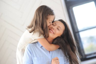 - Aile. Güzel anne ve tatlı kızı
