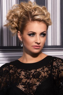 Bilinmeyen sırları olan tatlı ve çekici bir kadın.