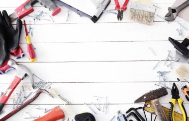 Masanın üzerinde çeşitli DIY araçları