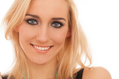 Güzel sarışın, beyaz bir kadının yakın plan portresi.