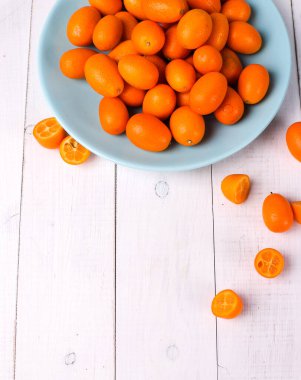 Ahşap masada nefis bir mandalina.