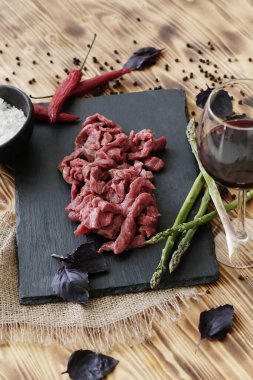 Yemek pişirme, hazırlık. Masada çiğ et var.