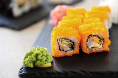 Yiyecekler. Masada lezzetli suşi var.