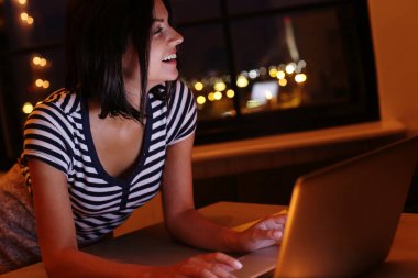 - Harika. Geceleri bilgisayar başında bir kadın.