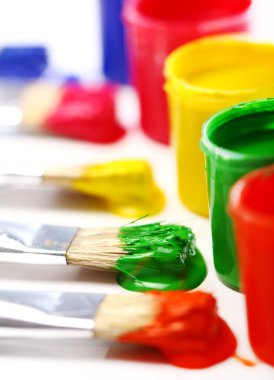 Renkli boyalı konserveleri kapat.