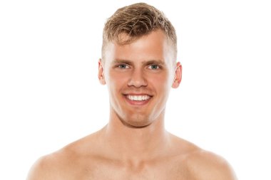 Beyaz arka planda yakışıklı beyaz bir adamın portresi.