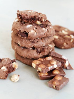 Çikolatalı kurabiyeler masanın üzerinde duruyordu.