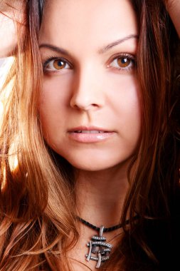 Genç ve güzel bir kadının portresi