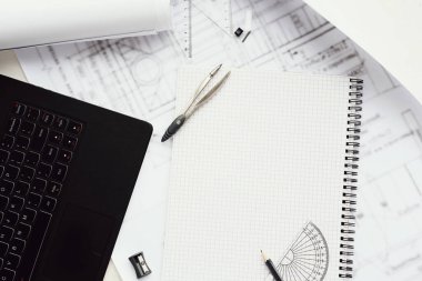 Ofis. Masadaki kırtasiye malzemesi