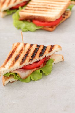Yiyecekler. Lezzetli sandviçler masada.