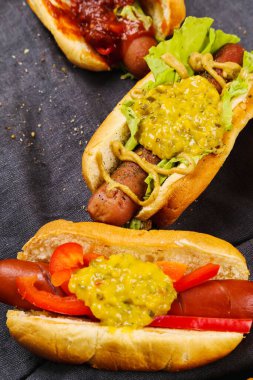 Yiyecekler. Sosisli sandviç masada.