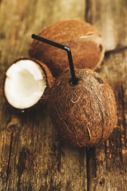 Tahta bir masada hindistan cevizi