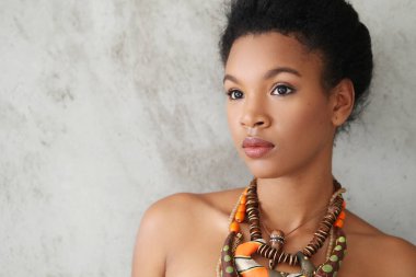 Güzellik. Kolyesi olan güzel bir kadın.