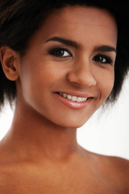 Stüdyoda poz veren esmer bir kadın.